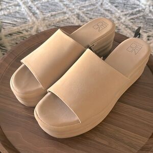 No Boundries Tan Platform Slides